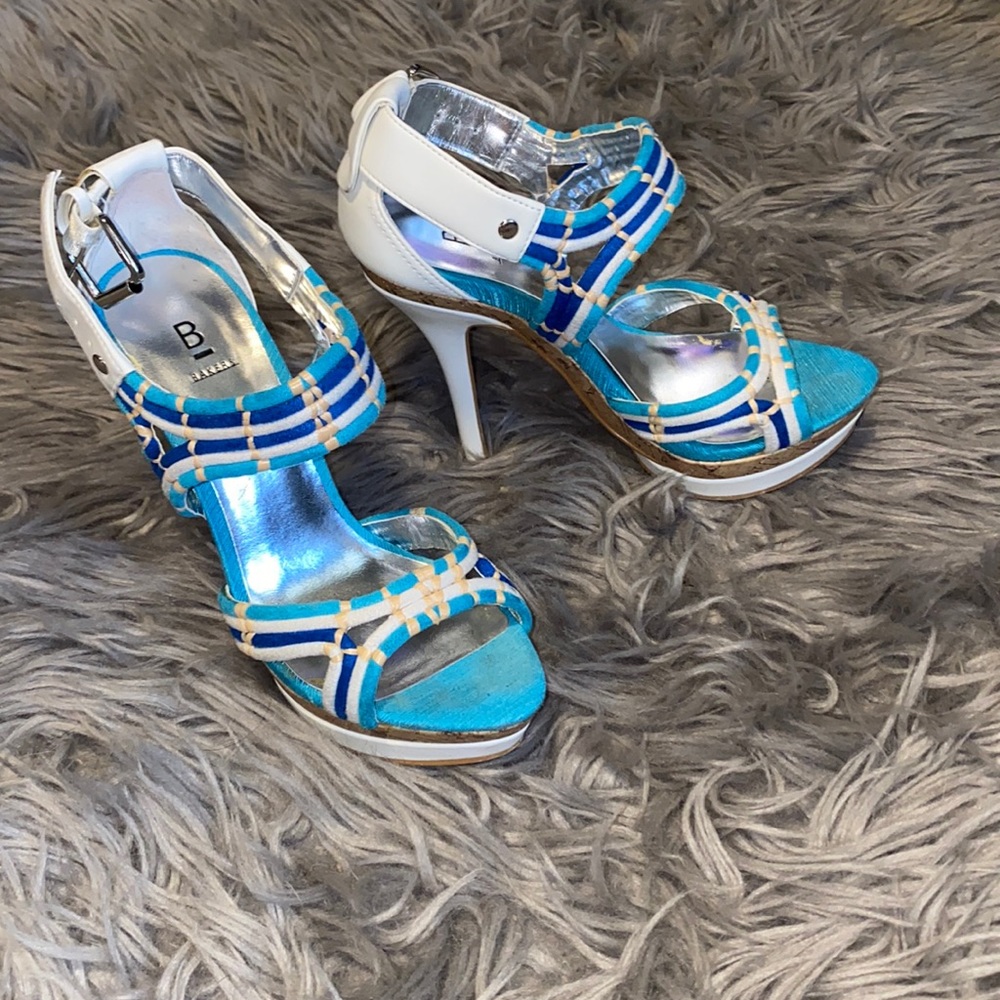 Bakers size 5 white/teal heels